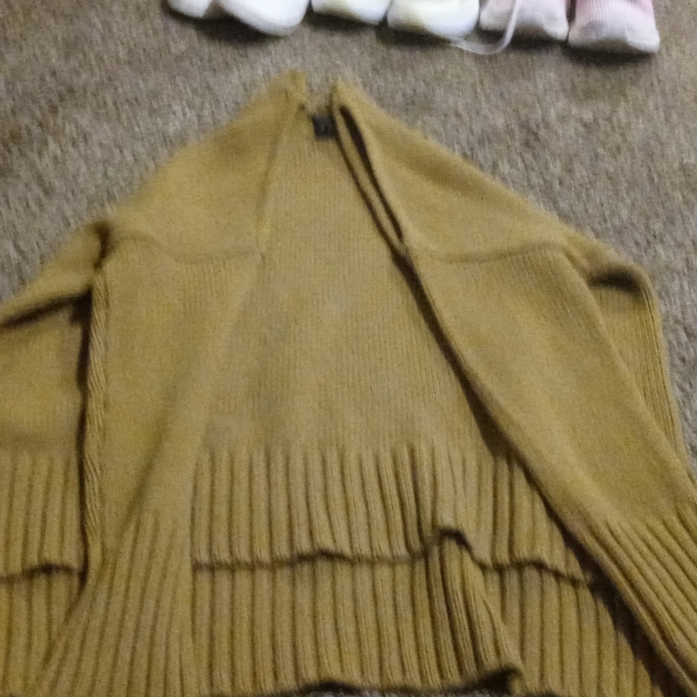 Brown sweater with slits in the shoulders